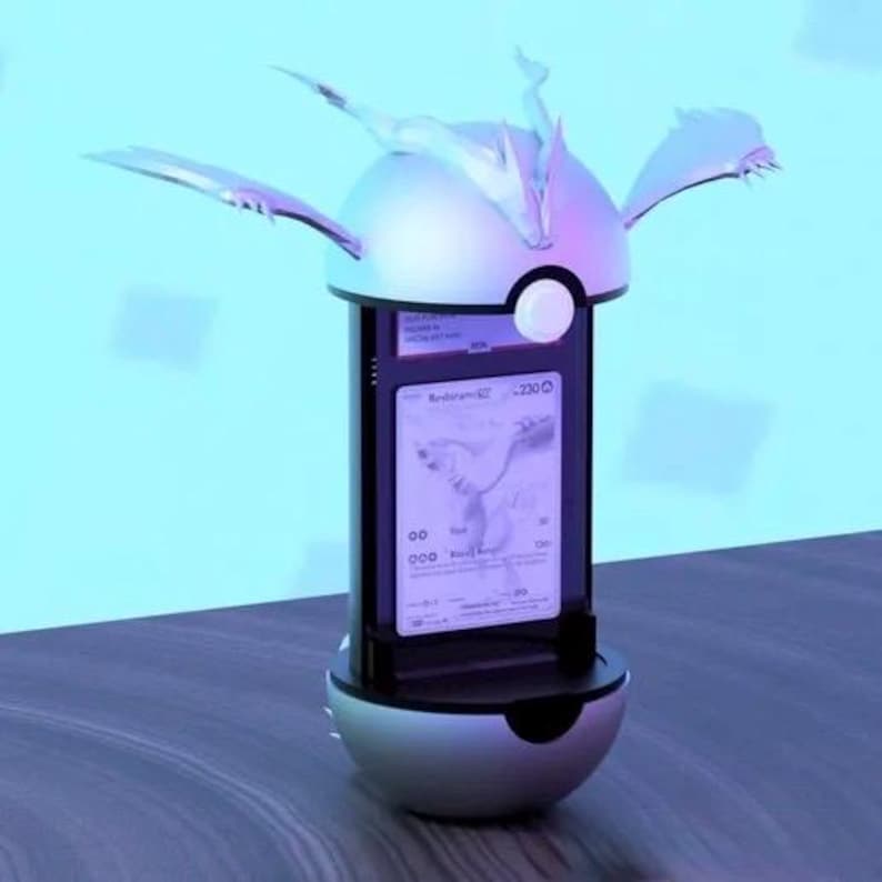K&ouml;nnte beinhalten: Ein futuristischer, silberfarbener Display-St&auml;nder mit einer Karte im Inneren. Der St&auml;nder hat einen abgerundeten Sockel und eine gew&ouml;lbte Oberseite mit fl&uuml;gelartigen Erweiterungen. Die Karte zeigt eine stilisierte Illustration und Text. Der Hintergrund ist hellblau.