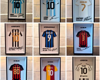 Personalisierter Fußballtrikot-Rahmen | Individuelle Fußballtrikot-Wanddeko | Geschenk für Fußballfans | Messi, Ronaldo, Maradona, Totti | Wohnaccessoires