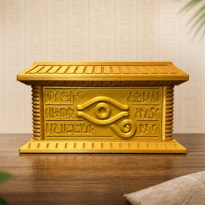 Peut inclure: Une boîte dorée imprimée en 3D, d'inspiration égyptienne. La boîte présente un symbole d'œil et du texte de style hiéroglyphique. Le design est unique et durable. Parfait pour les cadeaux.