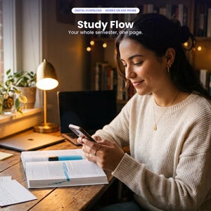 Puede incluir: Un producto de descarga digital titulado Study Flow Your whole semester, one page. La imagen muestra un teléfono inteligente, un libro abierto con texto resaltado en azul, una computadora portátil y una lámpara de escritorio dorada sobre madera.