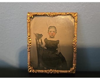 Retrato antiguo en daguerrotipo ambrotipo de niña en marco de media caja, militariana