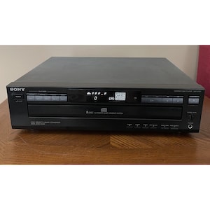 Puede incluir: Un juego de tres tazas de cerámica con un acabado moteado y mate. Las tazas son de color crema, gris claro y gris oscuro. Cada taza tiene un diseño simple y minimalista, ideal para café o té.