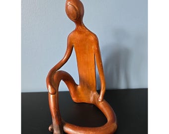 Escultura vintage de cerámica de terracota esmaltada de estilo MCM que representa a una persona desnuda descansando.