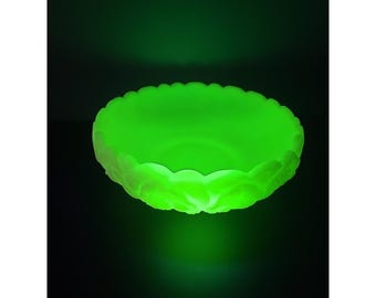 Vtg FENTON URANIUM Szklana misa kremowa satynowa z motywem lilii wodnej