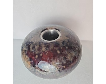 Vaso moderno in ceramica artistica con inserto in metallo, gres con smalto marrone e oro screziato.