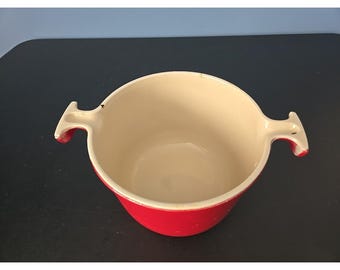 Cocotte Le Creuset Colección Mama Enzo Mari, década de 1970, hierro fundido esmaltado en rojo.