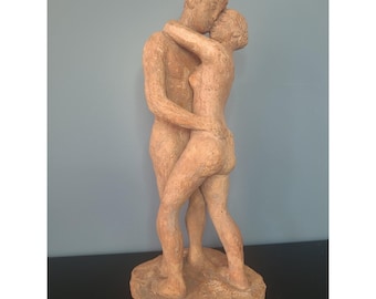 Escultura de arte vintage: estatua de una pareja de amantes abrazándose y besándose, de cerámica, estilo Art Déco moderno.