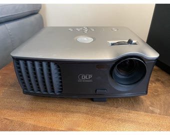 Proyector Dell DLP de 1800 MP, 3 cables de alimentación, control remoto, cable, estuche de transporte.