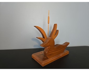 Servilletero de madera tallada con forma de pato, hecho a mano por PAUL E DEMARCE.