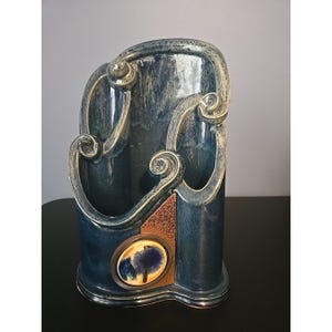 Skulpturale Studio-Keramik-Vase mit blauer Tropfglasur, Blättern, Dreifach-Mode, signiert