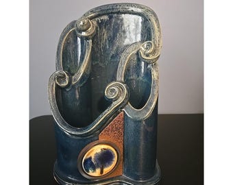 Vaso de cerâmica escultural de estúdio com esmalte azul escorrendo e alças em espiral, assinado Triple Mode.