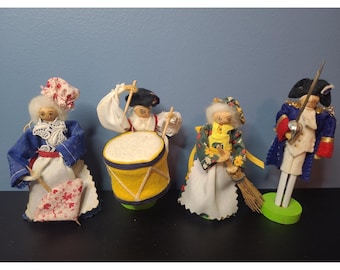 Conjunto de 4 muñecos de madera con pinzas para la ropa, ropa y accesorios hechos a mano. Detalles