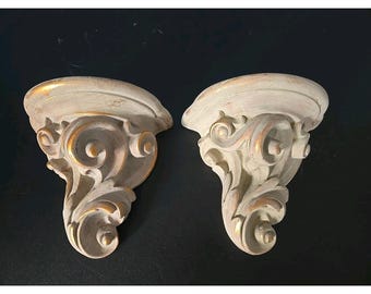 Paire d'étagères murales de style rococo italien en bois sculpté et doré