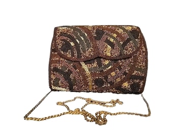 Bolso de noche con cuentas, detalles en negro, dorado y marrón. Cierre magnético. Japón.