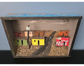 Diorama hecho a mano en caja de sombras, escena de barrio marginal urbano, arte mural de Coca-Cola, firmado '05