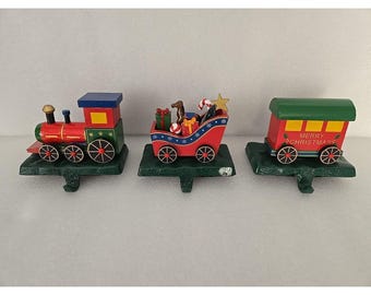 Juego de 3 colgadores de calcetines navideños de hierro fundido y madera con diseño de tren vintage