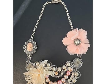Collar llamativo con camafeo rosa, perlas, flores de tela y ganchillo.