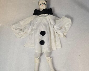Vintage porseleinen Pierrot huilende clownpop met witte satijnen outfit, 53 cm (21 inch) decoratie