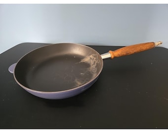 Vintage Le Creuset France # 28 koekenpan houten handvat verzamelobject blauw gietijzer 11"
