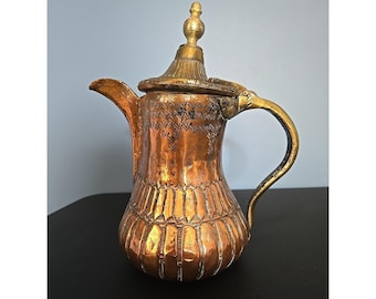Tetera Dallah de latón antiguo de Oriente Medio, estilo turco/árabe, 9,5 pulgadas.
