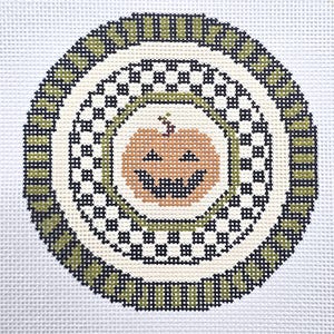 Könnte beinhalten: Eine kreisförmige Stickleinwand mit einem zentralen orangefarbenen Kürbisgesicht in Schwarz. Das Design ist von einem schwarz-weißen Karomuster, einem olivgrünen Ring und einem äußeren Rand aus abwechselnden schwarzen und olivgrünen Balken umgeben.