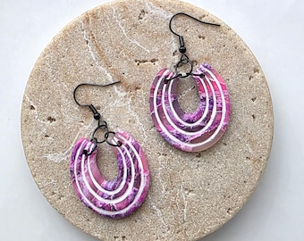 Pendientes colgantes de piedra jaspeada en forma de media luna - Pendientes de arcilla Pyolmer - Colgantes - Acero inoxidable hipoalergénico - Hechos a mano