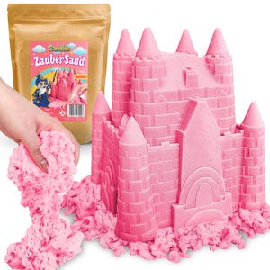 Könnte beinhalten: Ein rosa Sandburg und ein Beutel mit rosa Sand. Die Sandburg hat mehrere Türme und besteht aus einem feinkörnigen Material. Auf dem Sandsack steht "Sandolin Zaubersand" und ein Bild eines Zauberers.