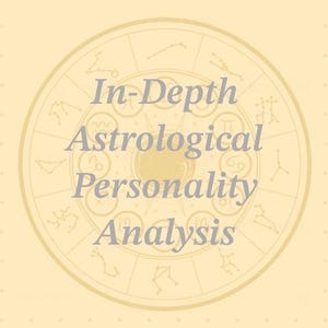 Könnte beinhalten: Ein kreisförmiges Grafikdesign mit hellgelbem Hintergrund, das ein detailliertes astrologisches Diagramm zeigt. Der Text "In-Depth Astrological Personality Analysis" ist in weichem Grau zentriert, umgeben von Tierkreiszeichen.