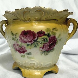 Antieke Oostenrijkse porseleinen jardinière ca. 1900, handgeschilderde rozen, gouden dubbele handgreep, bloempot op voet