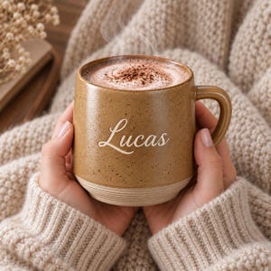 Tazze in ceramica personalizzate con incisione, ideali come regalo, tazze da caffè personalizzate con nome per uso quotidiano, tazze in ceramica con testo personalizzato, tazze ricordo con citazioni significative.