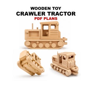 Op de afbeelding: Een lichtgekleurde houten speelgoedrupsbandtractor getoond vanuit drie verschillende hoeken. De tekst WOODEN TOY CRAWLER TRACTOR PDF PLANS staat bovenaan. De tractor heeft een cabine, een motorkap en rupsbanden met ronde wielen aan de zijkanten.