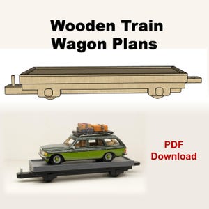 Puede incluir: La imagen muestra un diagrama de un vagón de tren de madera y un coche de juguete con equipaje en un remolque. El texto "Wooden Train Wagon Plans" está en la parte superior, con "PDF Download" en texto rojo a la derecha.