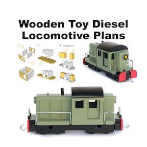 Op de afbeelding: Houten speelgoed diesel locomotief bouwplannen met een gedrukte montagehandleiding inclusief genummerde stappen en diagrammen, naast een afgewerkt model in olijfgroen met een zwart dak, rode bumpers en zilverkleurige metalen haken.