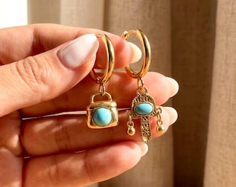 Y2K mismatched turquoise oorbellen, gouden Huggie Charm-oorbellen, slot en talisman statement sieradenSieraden