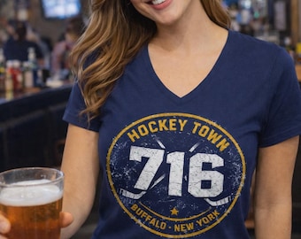 Camiseta de mujer Buffalo Hockey 716 con cuello en V, camiseta Buffalo NY Hockey Town, camiseta para aficionados del oeste de Nueva York, atuendo para el día del partido en un bar deportivo.