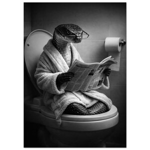 Könnte beinhalten: Schwarz-Weiß-Bild einer Schlange mit Brille und Bademantel, die auf einer Toilette sitzt und Zeitung liest. Die Schlange ist das zentrale Motiv, mit Toilette und Badezimmer als Hintergrund.