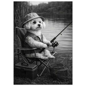 Könnte beinhalten: Ein Schwarz-Weiß-Foto eines kleinen, flauschigen Hundes, der einen Fischerhut und eine Angelweste trägt. Der Hund sitzt in einem klappbaren Campingstuhl und hält eine Angelrute mit Rolle. Eine Angelkiste und ein Fischernetz aus Netzgewebe befinden sich in der Nähe.