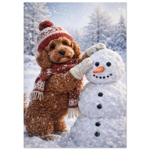 Könnte beinhalten: Ein flauschiger brauner Hund mit lockigem Fell trägt eine rot-weiß gemusterte Strickmütze und einen passenden Schal und steht im Schnee neben einem Schneemann. Der Schneemann hat eine Karottennase sowie Augen und Knöpfe aus schwarzer Kohle.