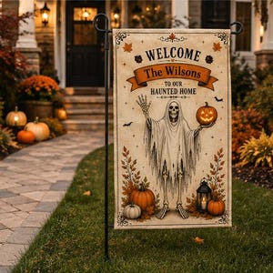 パーソナライズされたハロウィンガーデンフラッグ、カスタムファミリーネームヤードフラッグ、ようこそ我が家の幽霊屋敷へゴーストフラッグ、不気味な屋外秋の装飾