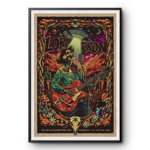Può includere: Un poster da concerto incorniciato per Lord Huron al Red Rocks Amphitheatre il 10 giugno 2026. Raffigura uno scheletro con cappello da cowboy che suona una chitarra elettrica rossa sotto un raggio UFO, circondato da fiori e un teschio di toro.