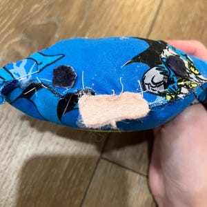 Puede incluir: Un letrero de madera rústico con el texto "Welcome to our home" en un estilo manuscrito. El letrero presenta un acabado envejecido y un diseño simple y acogedor, perfecto para un porche o entrada.