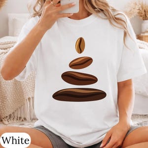 Minimalistisch T-shirt met koffieboonprint, T-shirt met gestapelde espresso, neutraal bruin T-shirt in caféstijl, cadeau voor koffieliefhebbers