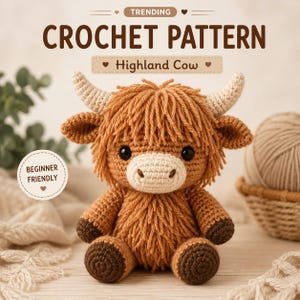 Peut inclure: Un modèle de crochet pour une vache Highland, avec le texte TRENDING CROCHET PATTERN Highland Cow et BEGINNER FRIENDLY. Le jouet amigurumi est marron avec une crinière hirsute, des cornes crème et des sabots et yeux marron foncé.