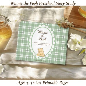 Puede incluir: Una portada de libro a cuadros verdes y blancos con el título "Winnie the Pooh" en un marco ovalado. La imagen incluye flores, un tarro de miel y un cucharón de miel de madera. El texto en la parte inferior dice "Ages 3-5 • 60+ Printable Pages."