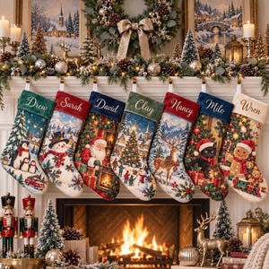Puede incluir: Siete calcetines navideños personalizados colgados en fila, cada uno con una escena festiva única que incluye un pingüino, muñeco de nieve, Santa, árbol, ciervo, gato negro y hombre de jengibre, con los nombres Drew, Sarah, David, Clay, Nancy, Milo y Wren.