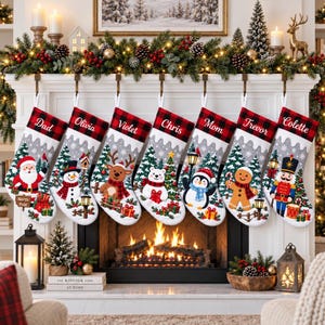 Puede incluir: Siete calcetines navideños personalizados colgados de una repisa de chimenea blanca. Cada calcetín tiene un puño de cuadros rojos y negros con un nombre en blanco, un paisaje nevado gris y un personaje festivo único: Papá Noel, muñeco de nieve, reno, oso polar, pingüino, hombre de jengibre y cascanueces.