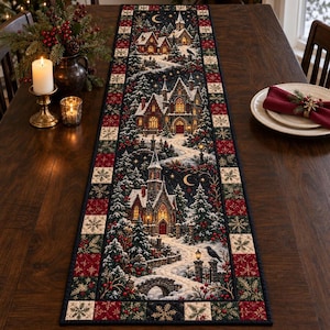 Peut inclure: Un chemin de table matelassé rectangulaire représentant un village d'hiver avec des maisons enneigées, une église, des sapins et un chemin sinueux. La bordure est composée de carrés alternés rouges et crème ornés de motifs de flocons dorés.