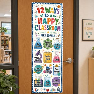 Könnte beinhalten: Ein vertikales, rechteckiges Klassenzimmertürschild mit dem Text 12 WAYS to a HAPPY CLASSROOM und MRS.SOPHIA. Das farbenfrohe Design enthält wissenschaftliche Illustrationen wie Bechergläser, ein Mikroskop und Planeten mit zwölf positiven Verhaltensregeln.