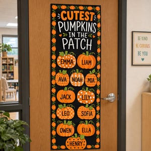 Puede incluir: Un letrero de puerta rectangular vertical negro con el texto naranja "CUTEST PUMPKINS IN THE PATCH" en la parte superior. El letrero muestra once calabazas naranjas, cada una etiquetada con un nombre: Emma, Liam, Ava, Noah, Mia, Jack, Lily, Leo, Sofia, Owen, Ella y Henry.