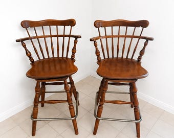 Juego de 2 taburetes de bar giratorios de madera maciza de altura de mostrador.